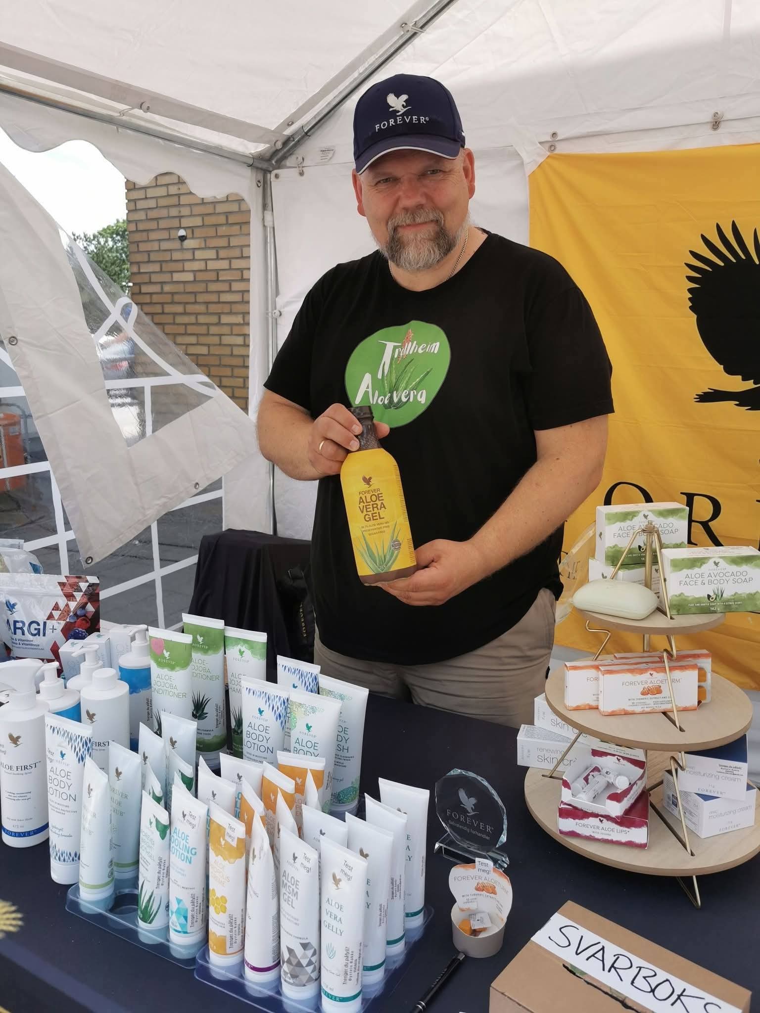 Øystein på Team Shine-standen med Forever-produkter